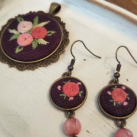 レッド系手刺繍バラのアクセサリー２点セット