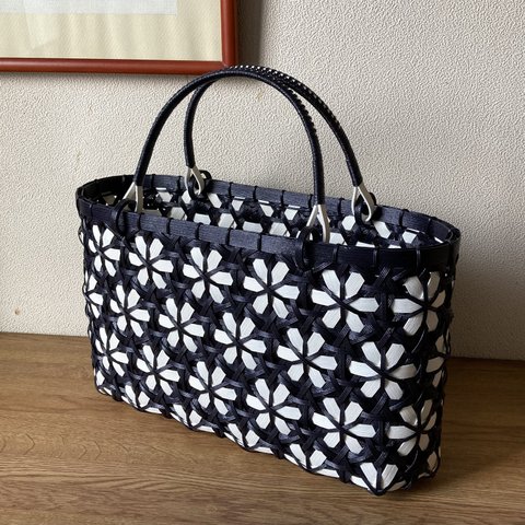 六つ目✳︎花✳︎編みのバッグ   白×黒   A4サイズ　   