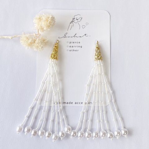 【イヤリング】white design beads tassel ホワイト 白 ビーズ タッセル ピアス イヤリング 華やか お呼ばれ ビジュー