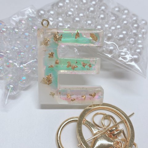 イニシャルチャーム✿E✿オーロラフィルム入り