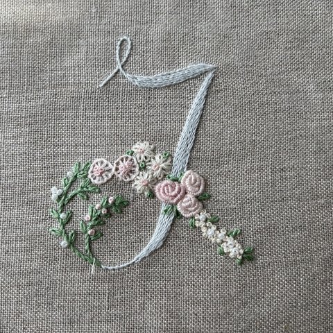 お花とアルファベットの刺繍キット　J