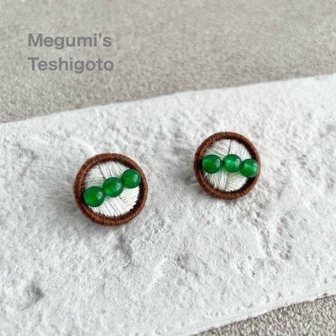 【1点もの】グリーンカラージェード 刺繍ピアス、イヤリング