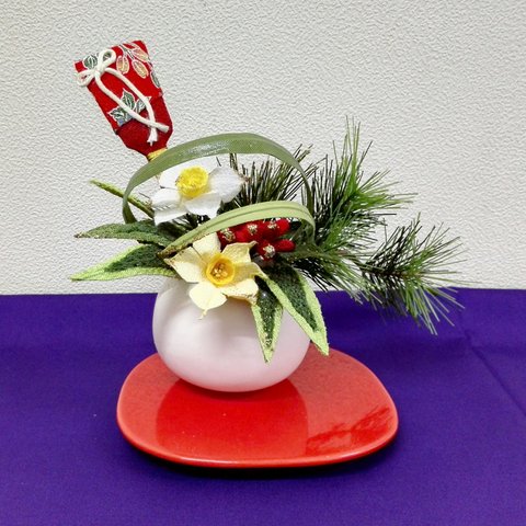 迎春花飾り（水仙）　羽子板、トレー、紫クロス付　お正月飾り