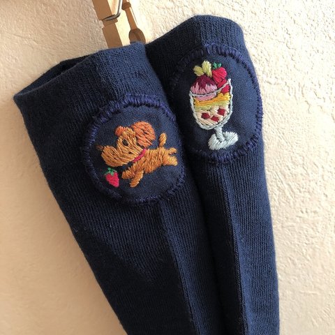 茶プーとカシスとピスタチオのパフェの紺色の刺繍靴下🧦トイプードル大好きな人にもパフェ大好きな人にも、刺繍大好きな人にもぜひ履いていただきたい靴下できました♡自分のためにも、ギフトにも♡