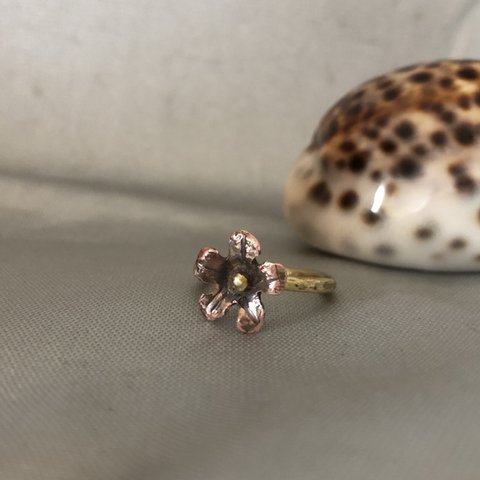 銅の花のヘッドと真鍮の指輪