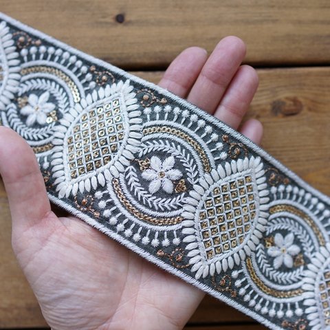 1mカット済【インド刺繍リボン】シルク　刺繍　リボン　りぼん   【グレー】