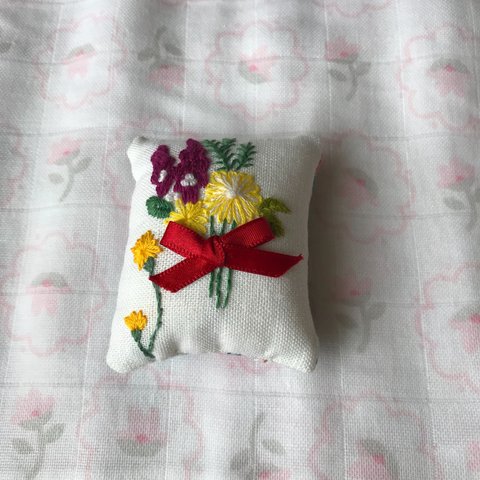 【手刺繍針山】  花束