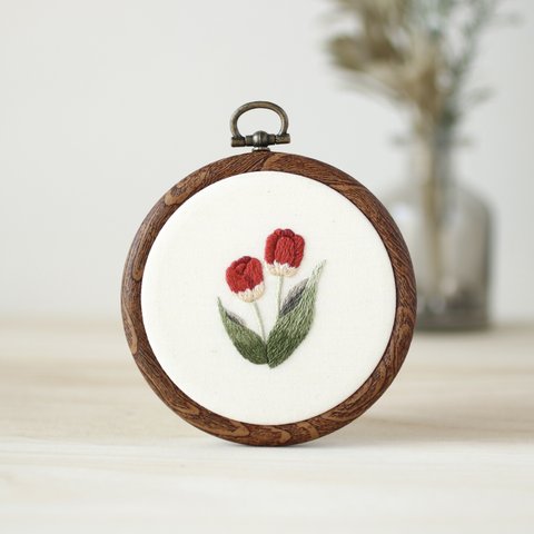 刺繍ファブリックパネル　赤いチューリップの花　約9㎝の刺しゅう枠