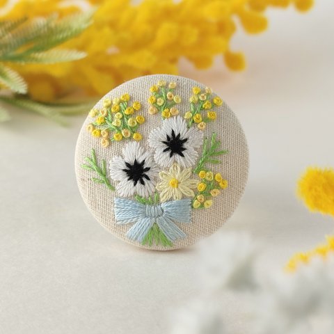 アネモネとミモザの花束刺繍ブローチ