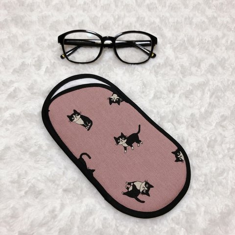 １７０５．ハチワレ猫＆ちっちゃいネズミ柄のメガネケース　くすみピンク　マイクロファイバー使用スリムタイプ　再販