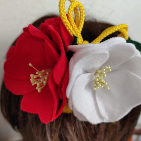 お正月、成人式に紅白椿のヘアバレッタ（黄色の組紐）