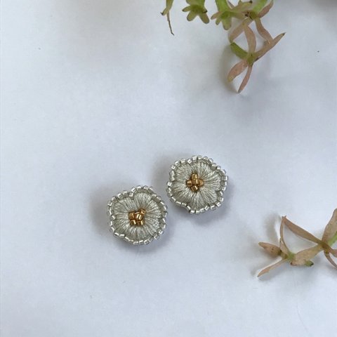 手刺繍　刺繍　刺しゅう　ビーズ　ピアス/イヤリング　花 フラワー  ライトグレーｘゴールド