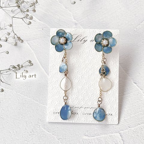 light blue＆whiteディップフラワー揺らめき花びらピアス