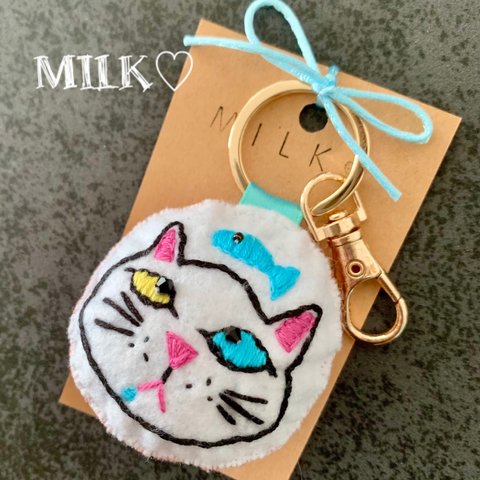 幸運　お守り　刺繍　オッドアイ　キャット　猫　白猫　刺繍キーチャーム　刺繍キーホルダー　刺繍バックチャーム　チャーム　キーホルダー　バックチャーム