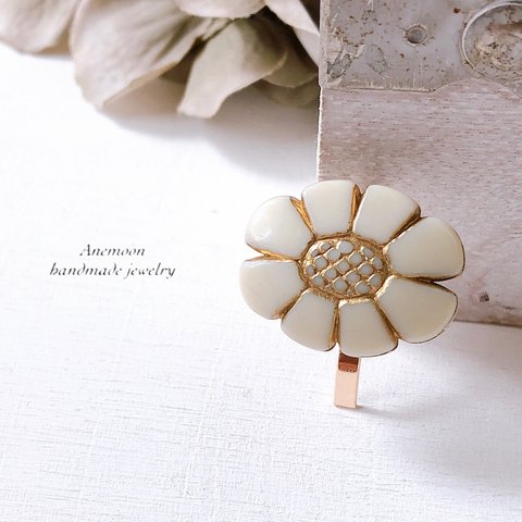 アンティークフラワーのミニポニーフック 花モチーフ径24×19mm 約フック長さ約2.5cm アイボリー