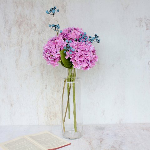 【ロングガラス花瓶付き】ピンク紫陽花とブルーベリーのアレンジ