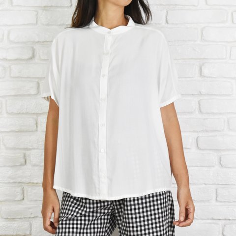 シンプルなドルマンシャツ　ホワイト　白シャツ