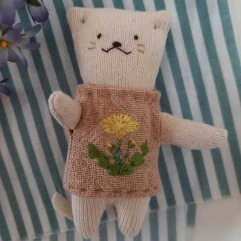 ネコちゃん　タンポポの刺繍　猫　人形