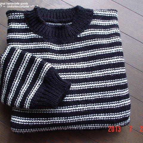 シンプルな黒×生成りのストライプセーター