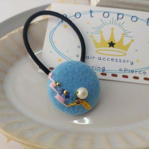 刺繍とビーズのくるみボタンヘアゴム《ガラスビーズとパールビーズ／水色フェルト》