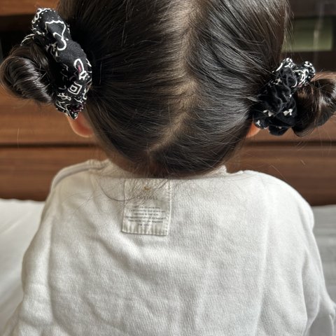 シュシュ 子ども ペイズリー 黒 ブラック ピンク ヘアアクセサリー ヘアアクセ ヘアゴム 