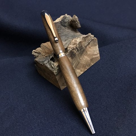 ウォールナット材の木製ボールペン  ２ピース回転式（金具：クロームメッキ）