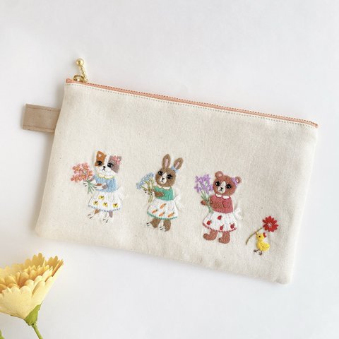 刺繍　フラットポーチ＊お花のプレゼント（ファスナーオレンジ）