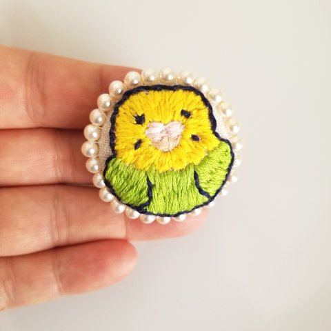 sale!黄✕緑のセキセイインコ☆ほっこり手刺繍ブローチ★スワロフスキーパール