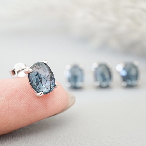 【送料無料】『溶け出す氷』モスカイヤナイト くすみブルーの珍しい天然石 一粒ピアス silver925