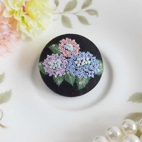 きらめく紫陽花  刺繍ブローチ くるみボタン