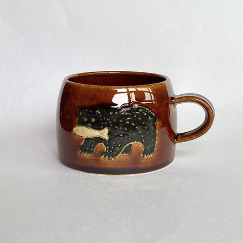 鮭と熊のマグカップ（ブラウン）　コーヒーカップ / 陶器 / クマ / くま