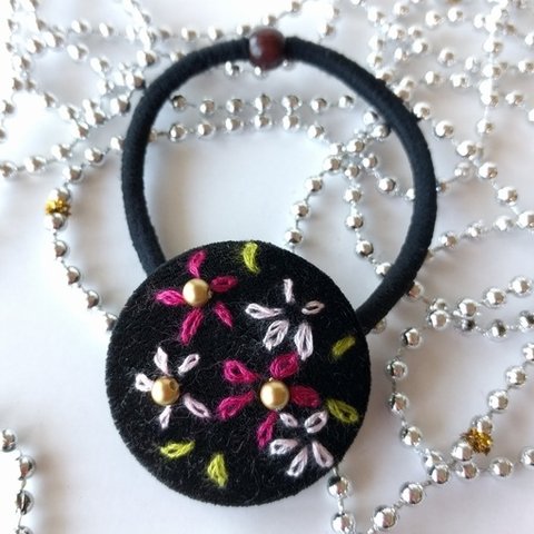 刺繍花　上品なくるみボタンヘアゴム