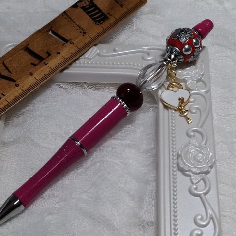 ♡ピンクローズ＆ハートのキーチャーム♡カスタムボールペン　キラキラボールペン