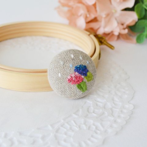 【 ブローチ 】刺繍 くるみボタン　雨降りの紫陽花