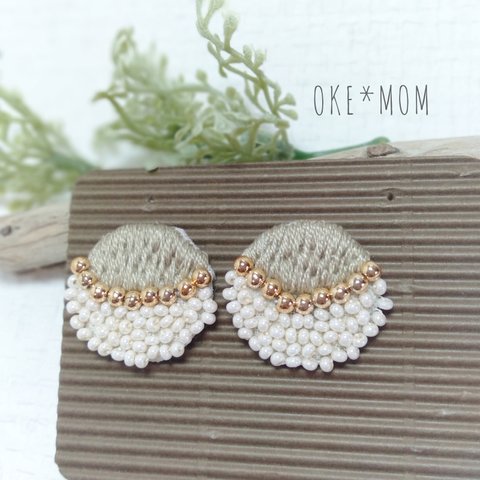 moon  ビーズと刺繍のピアス　beige