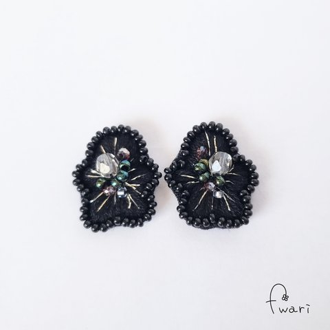 黒の花*ビーズ刺繍イヤリング/ピアス