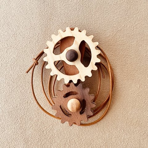  木の歯車のネックレス