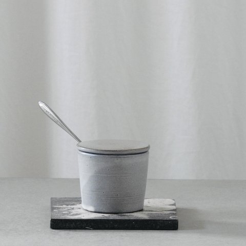 銀彩の蓋物　sugar pot