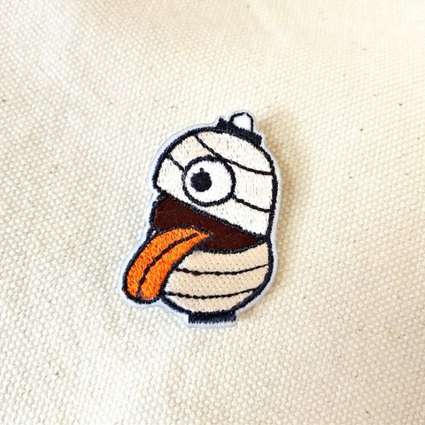 刺繍ブローチ　「提灯おばけ：白茶」