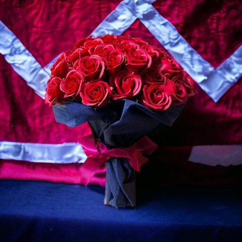 ②「サヴォンローズ」 77本　花束　ワインレッド　バラ　薔薇