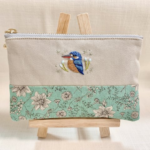 色鮮やかなカワセミ♀💎刺繍入りポーチ　野鳥　鳥　小鳥