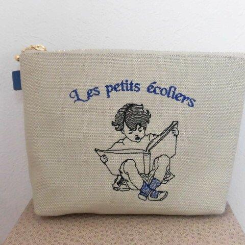 刺繍の帆布のポーチ本を読むフランスの男の子ブルー