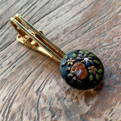 《一点物》花刺繍模様のネクタイピン　/チェコ　ガラスボタン