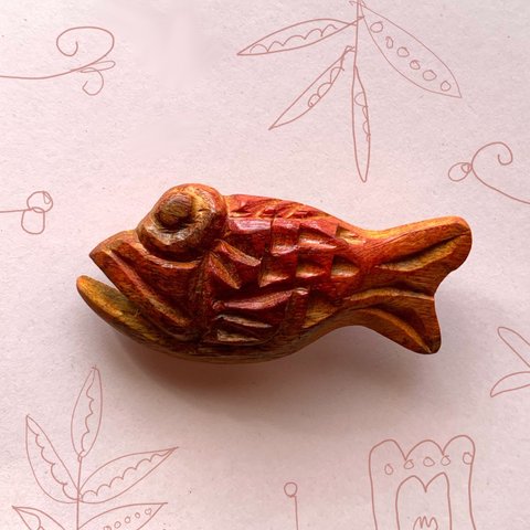 木彫りの魚ブローチ