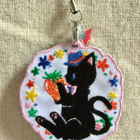 SALE＊刺繍ストラップ いちごねこ