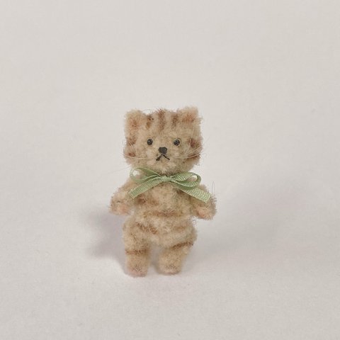 ミニチュア　猫　茶トラ　グリーン