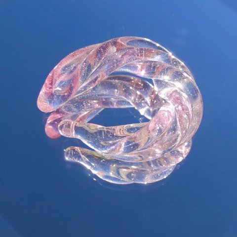 煌めく流水のガラスイヤーカフ