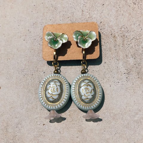 green flower vintage earring