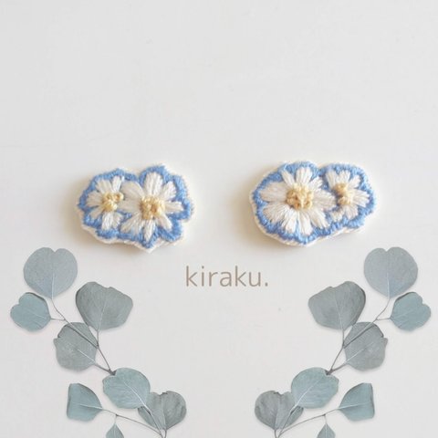 花の刺繍イヤリング　ピアス　白✕ブルー