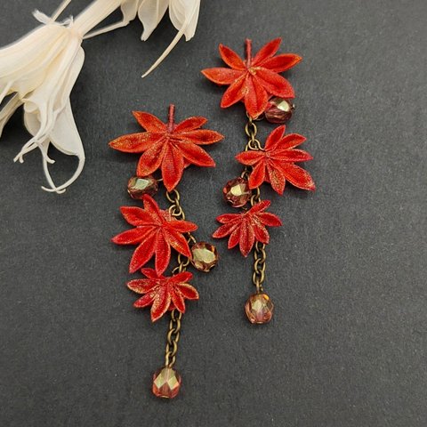 つまみ細工 もみじのイヤリング🍁 紅×ゴールド